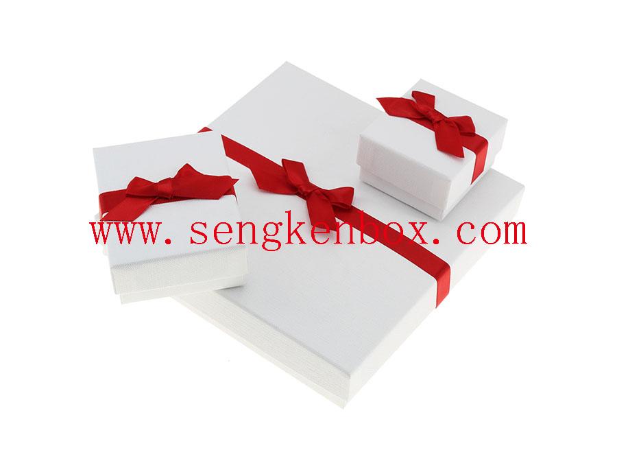 صندوق من الورق المقوى الأحمر والأبيض