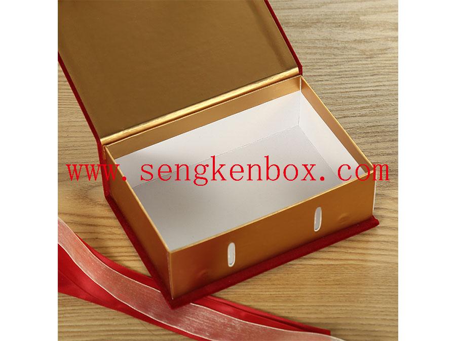 صندوق هدايا ورقي مع شريط محمول