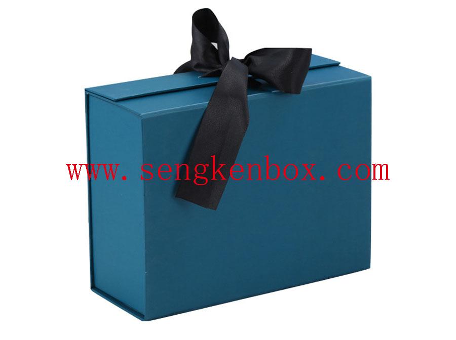 صندوق هدايا مع ربطة عنق