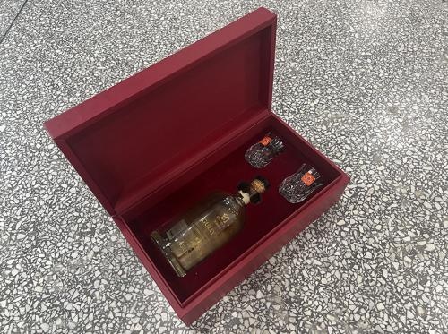 OEM و ODM Luxury Gift Wine Paper Box Packaging with Elegant Insert للبيع